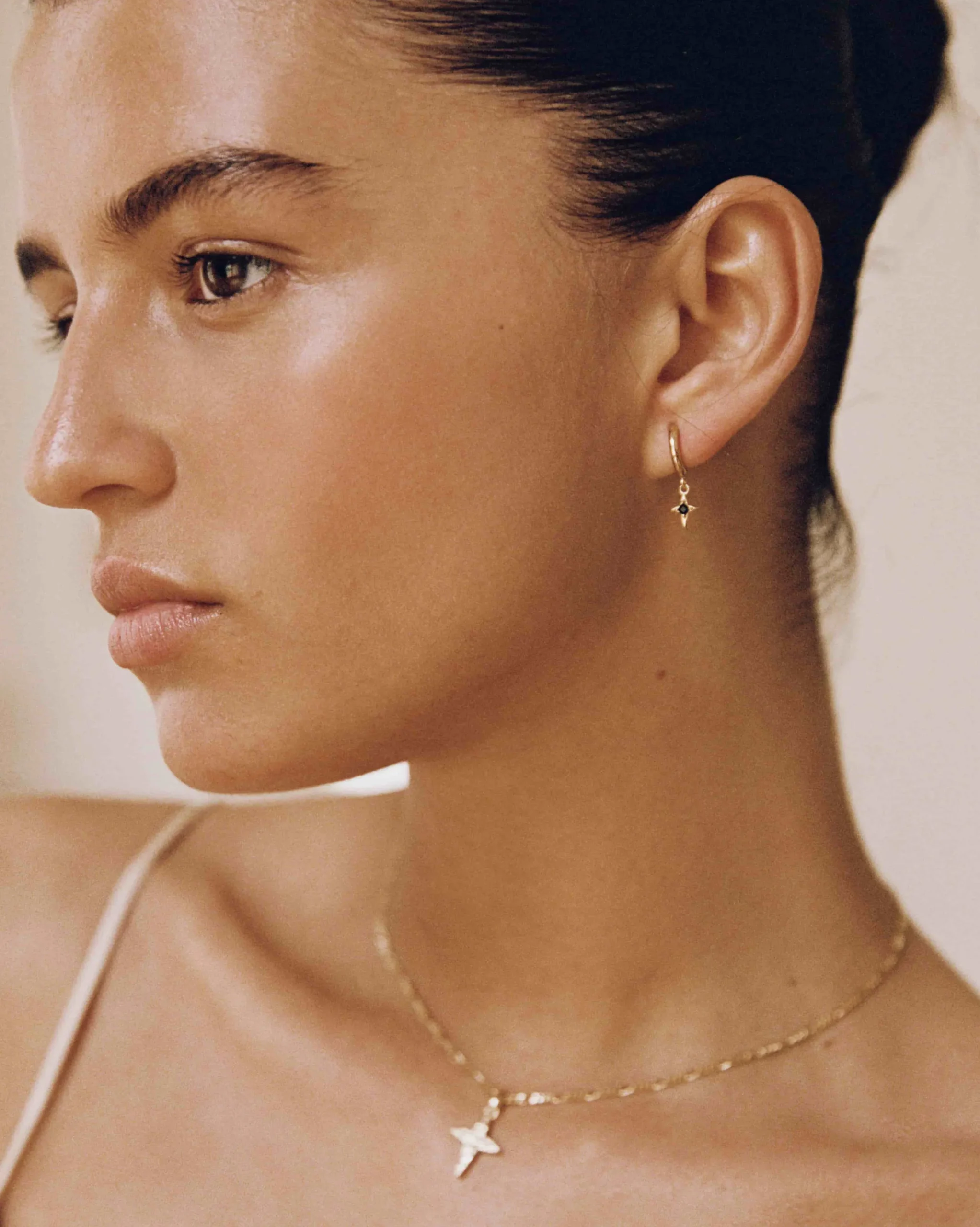 aurore_onyx_mini_hoops_1.webp BRUNA The Label Aurore Onyx Mini Hoops^ Ohrringe Mit Anhänger | Creolen