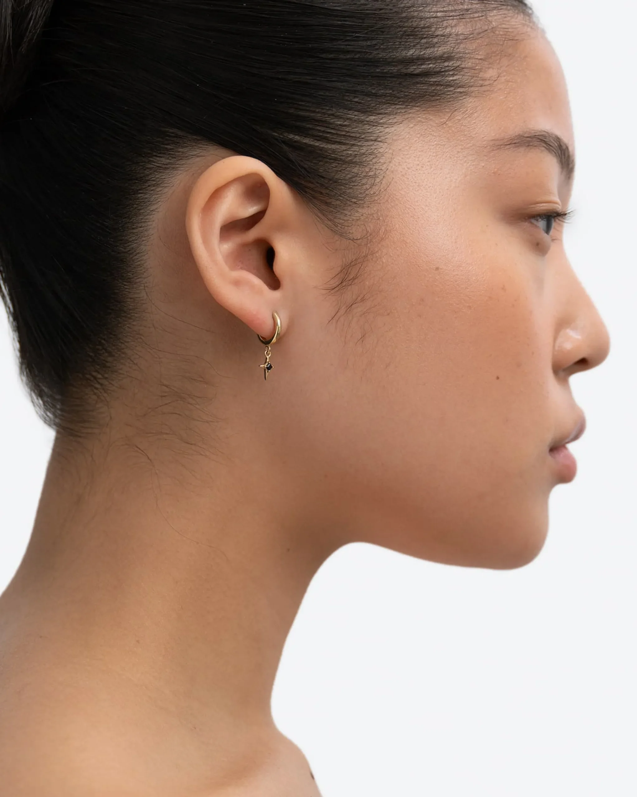 aurore_onyx_mini_hoops_4.webp BRUNA The Label Aurore Onyx Mini Hoops^ Ohrringe Mit Anhänger | Creolen