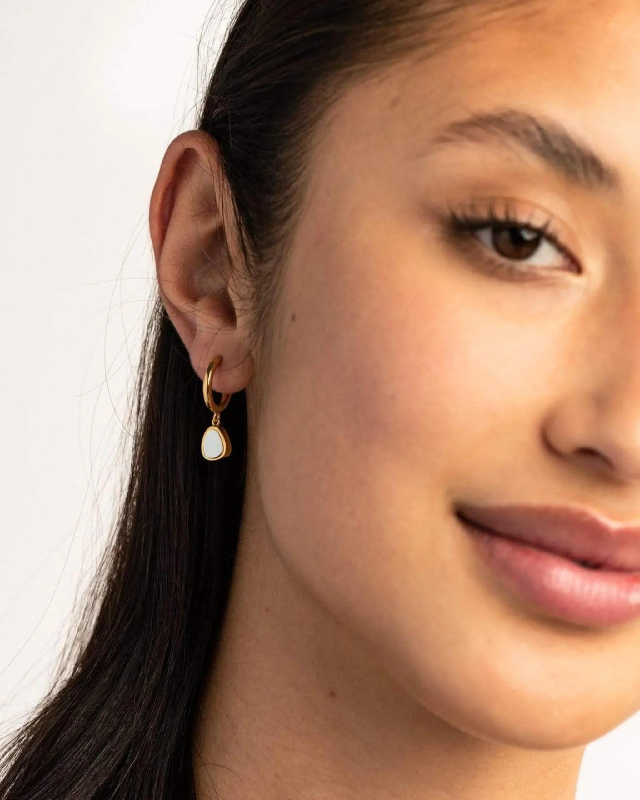 ohana_pearl_mini_hoops_1.webp BRUNA The Label Ohana Pearl Mini Hoops^ Perlen | Ohrringe Mit Anhänger
