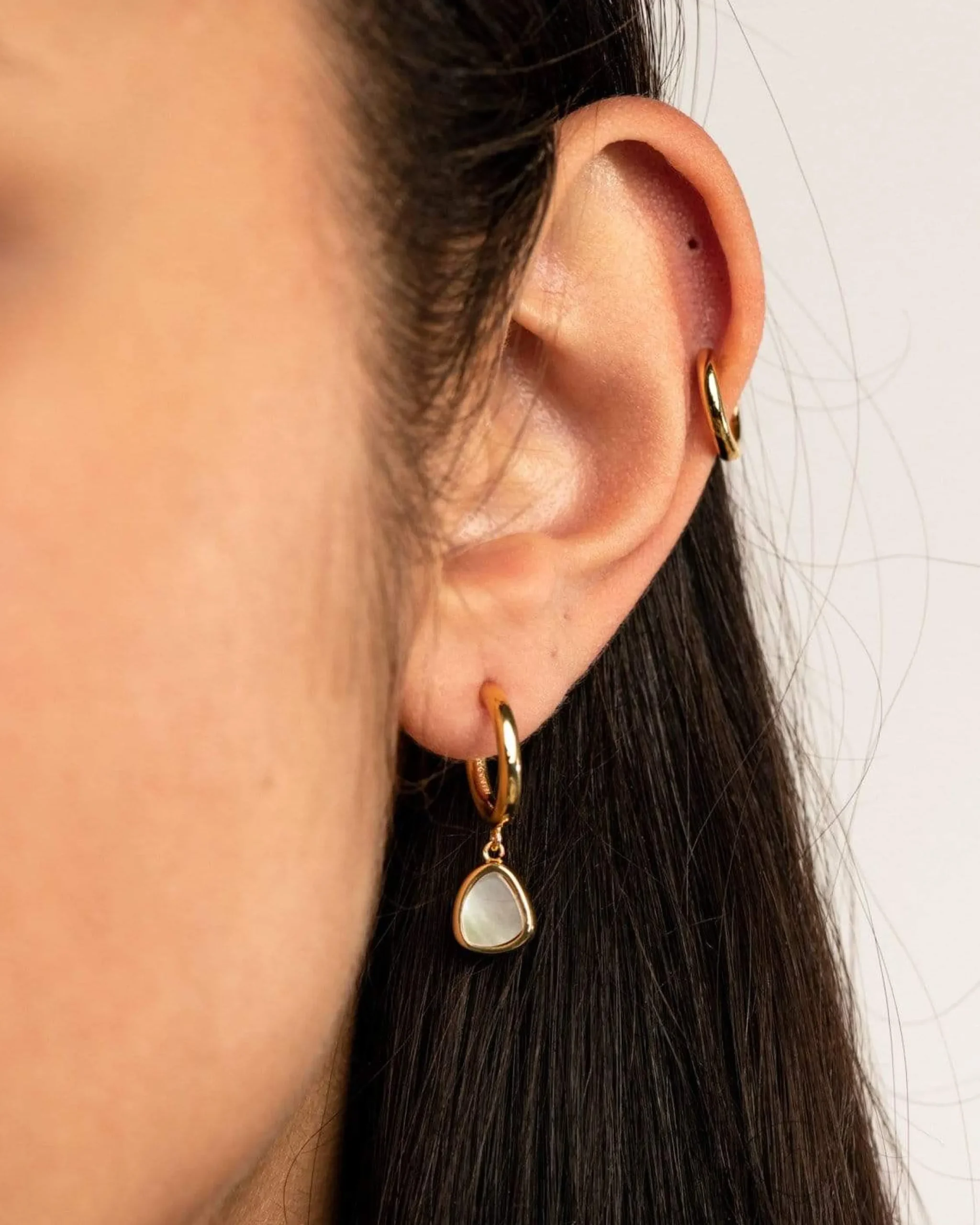 ohana_pearl_mini_hoops_2.webp BRUNA The Label Ohana Pearl Mini Hoops^ Perlen | Ohrringe Mit Anhänger