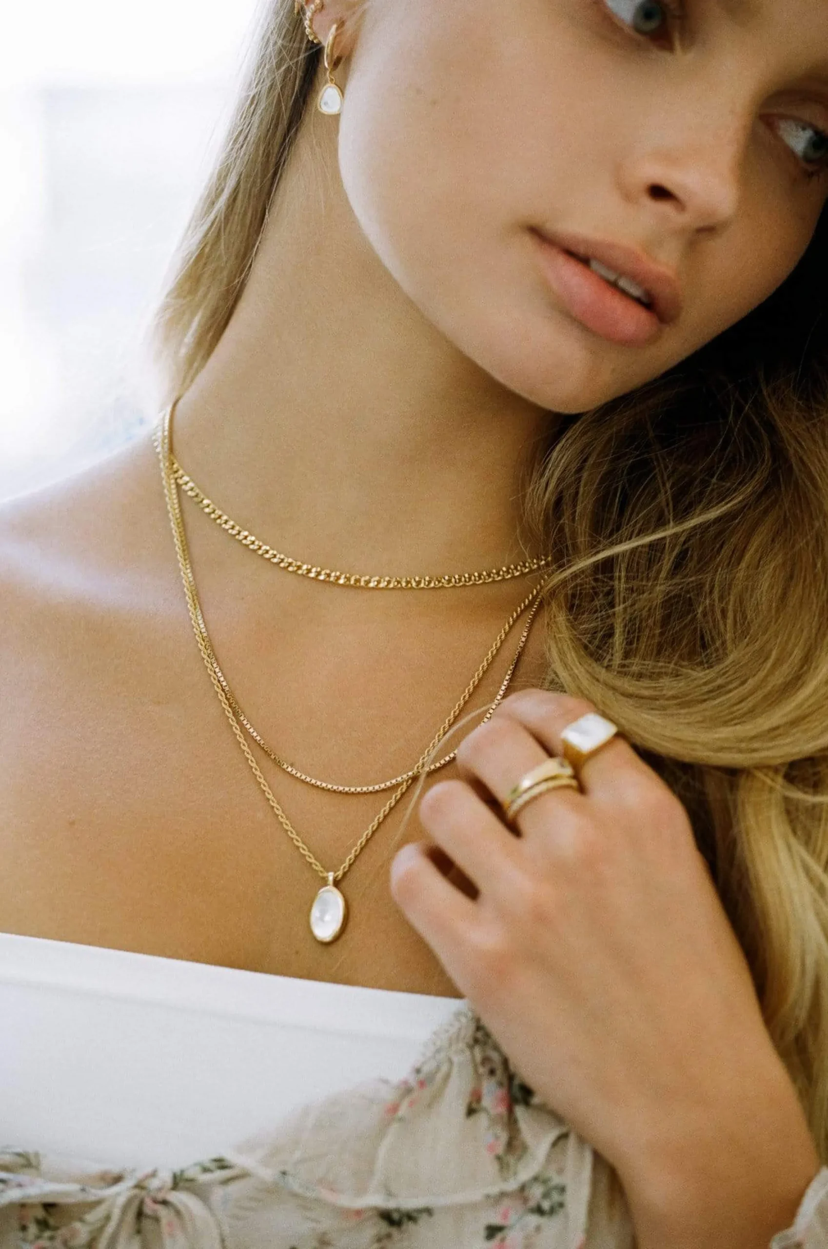 ohana_pearl_mini_hoops_4.webp BRUNA The Label Ohana Pearl Mini Hoops^ Perlen | Ohrringe Mit Anhänger