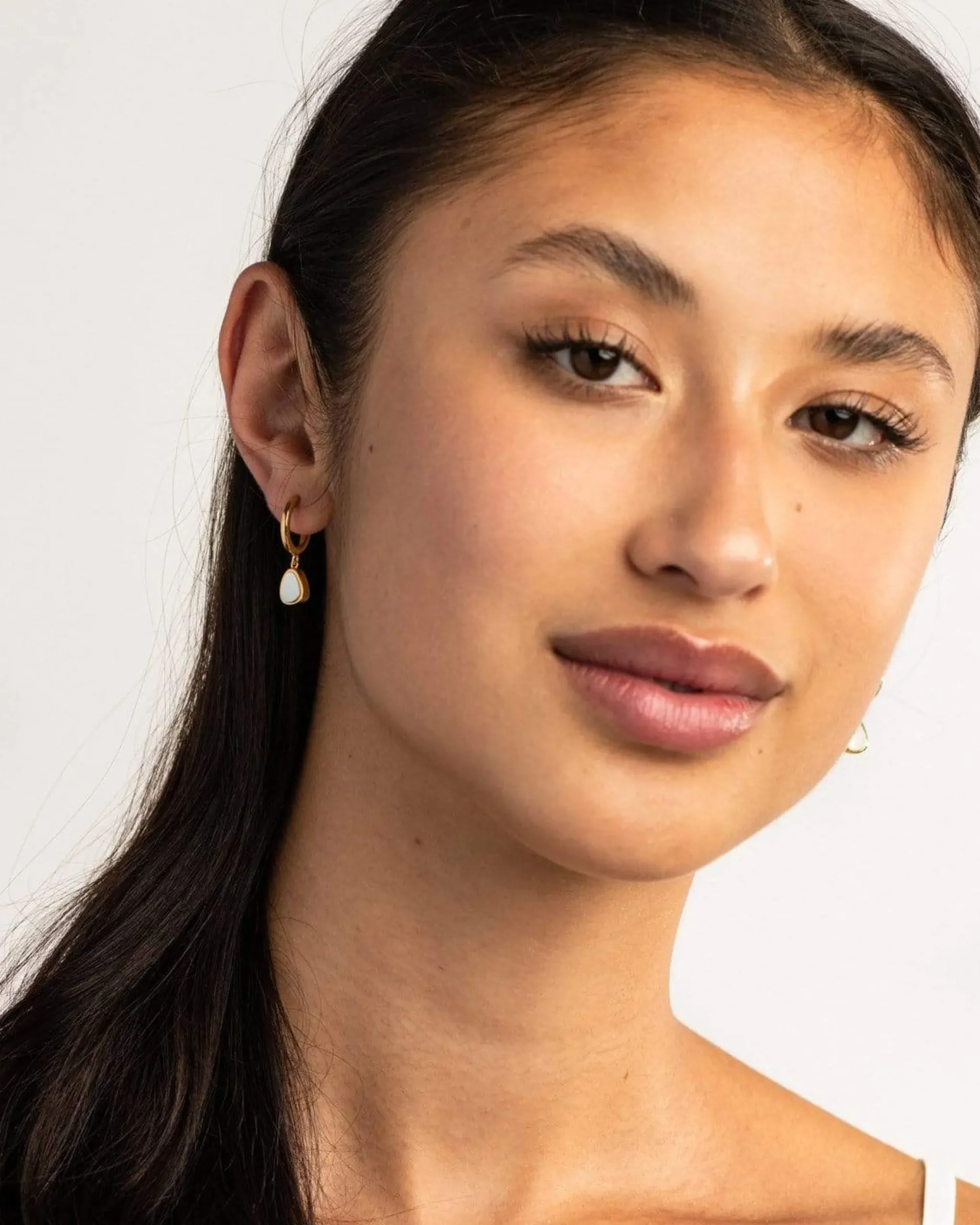 ohana_pearl_mini_hoops_5.webp BRUNA The Label Ohana Pearl Mini Hoops^ Perlen | Ohrringe Mit Anhänger