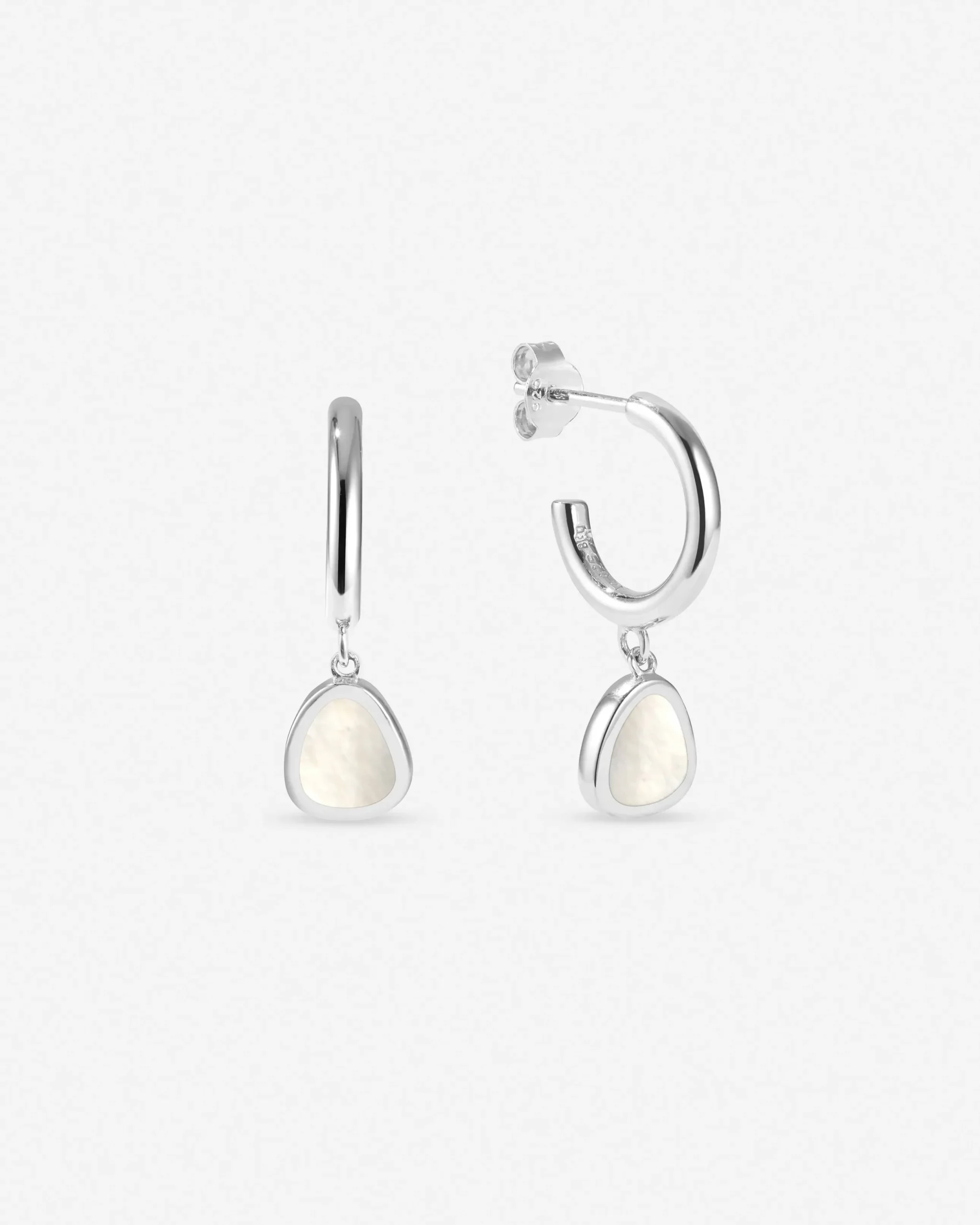 ohana_pearl_mini_hoops_6.webp BRUNA The Label Ohana Pearl Mini Hoops^ Perlen | Ohrringe Mit Anhänger