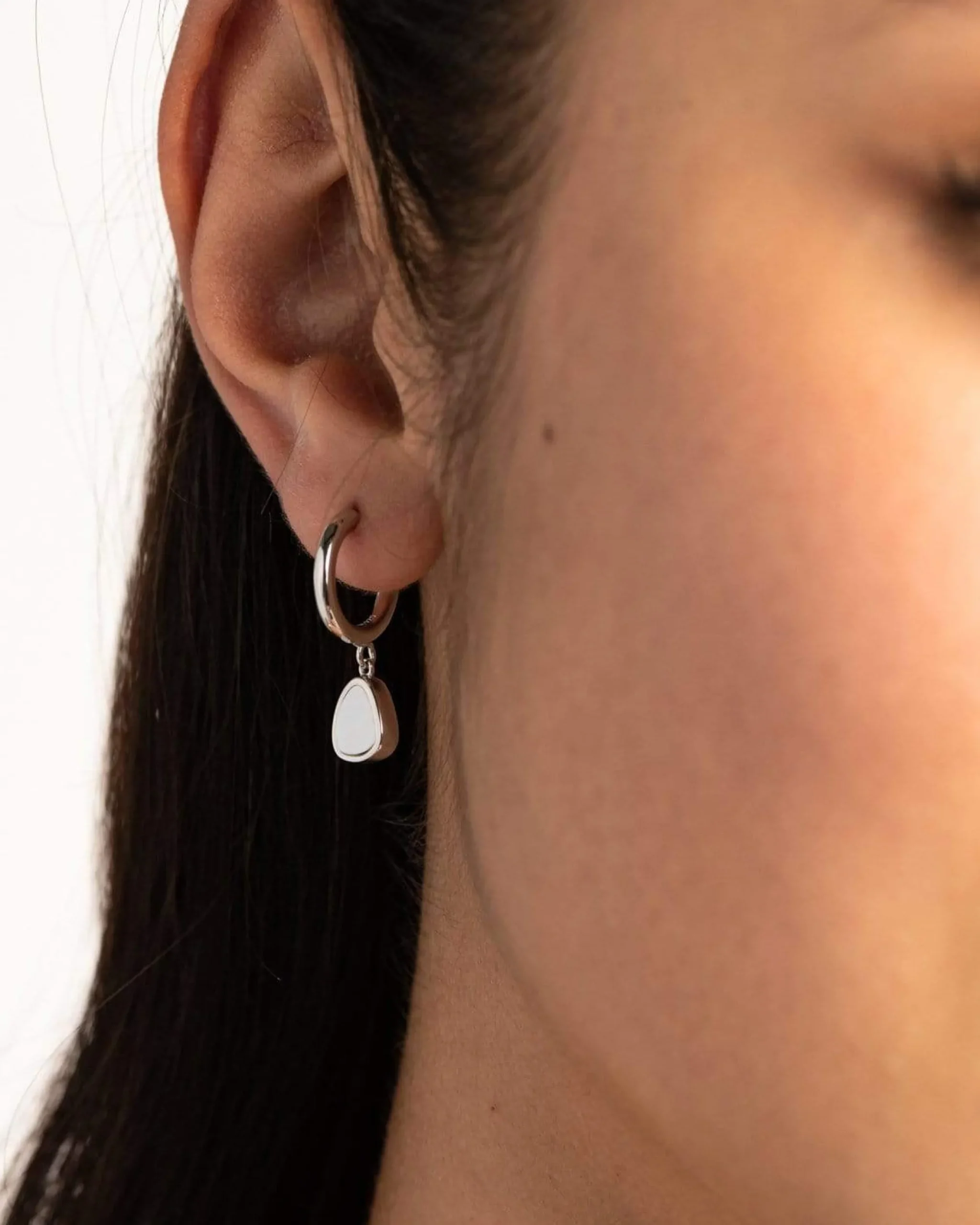ohana_pearl_mini_hoops_7.webp BRUNA The Label Ohana Pearl Mini Hoops^ Perlen | Ohrringe Mit Anhänger