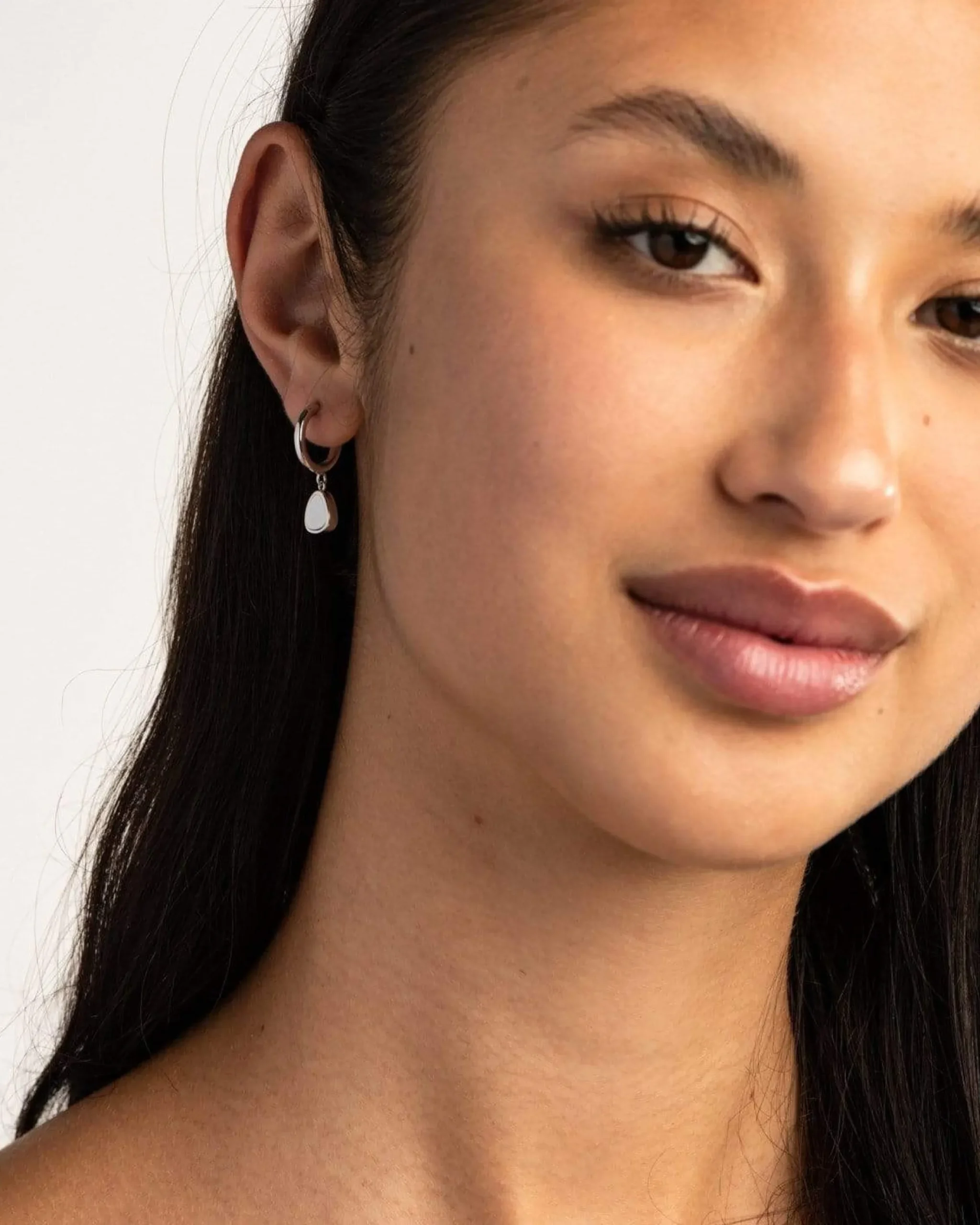 ohana_pearl_mini_hoops_9.webp BRUNA The Label Ohana Pearl Mini Hoops^ Perlen | Ohrringe Mit Anhänger