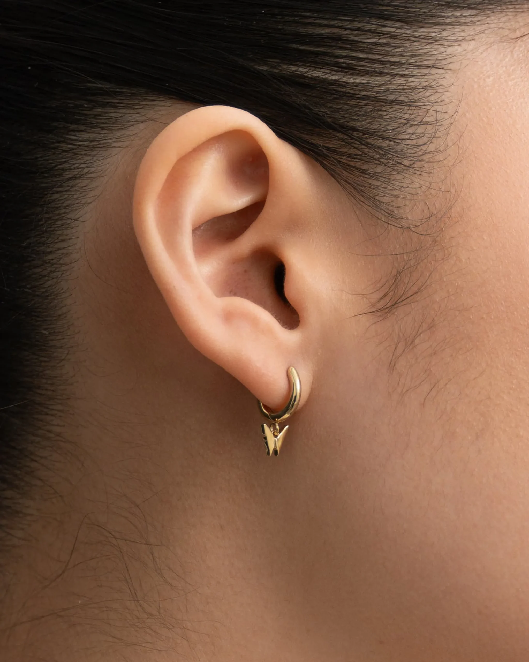 papillon_mini_hoops_2.webp BRUNA The Label Papillon Mini Hoops^ Ohrringe Mit Anhänger | Creolen